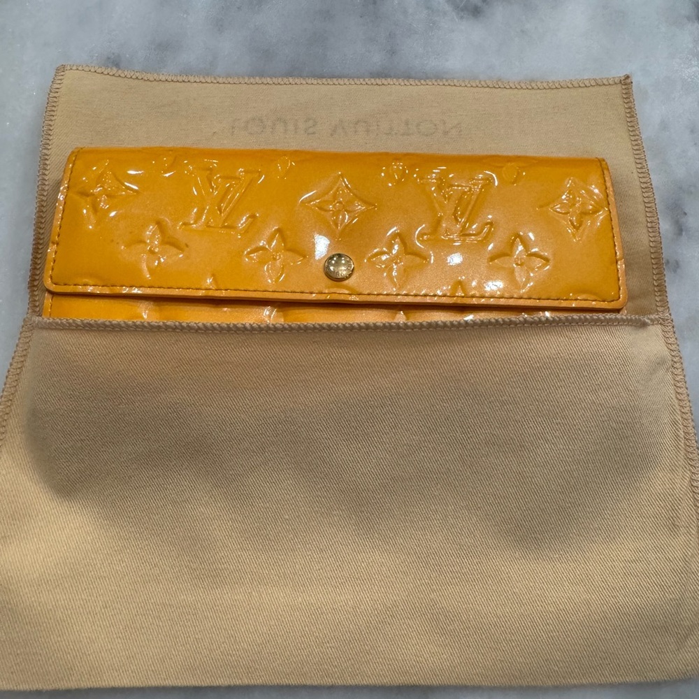 Excellent conditioned LV dust bag. Reposhing because my bag doesn’t fit. - Picture 2 of 5